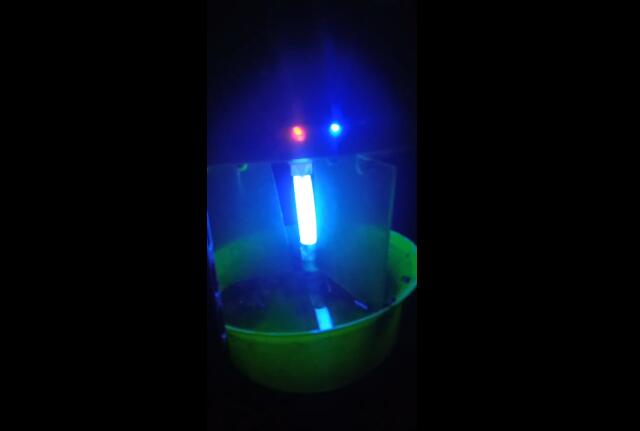 秋葵视频在线观看夜间工作发出是蓝紫光